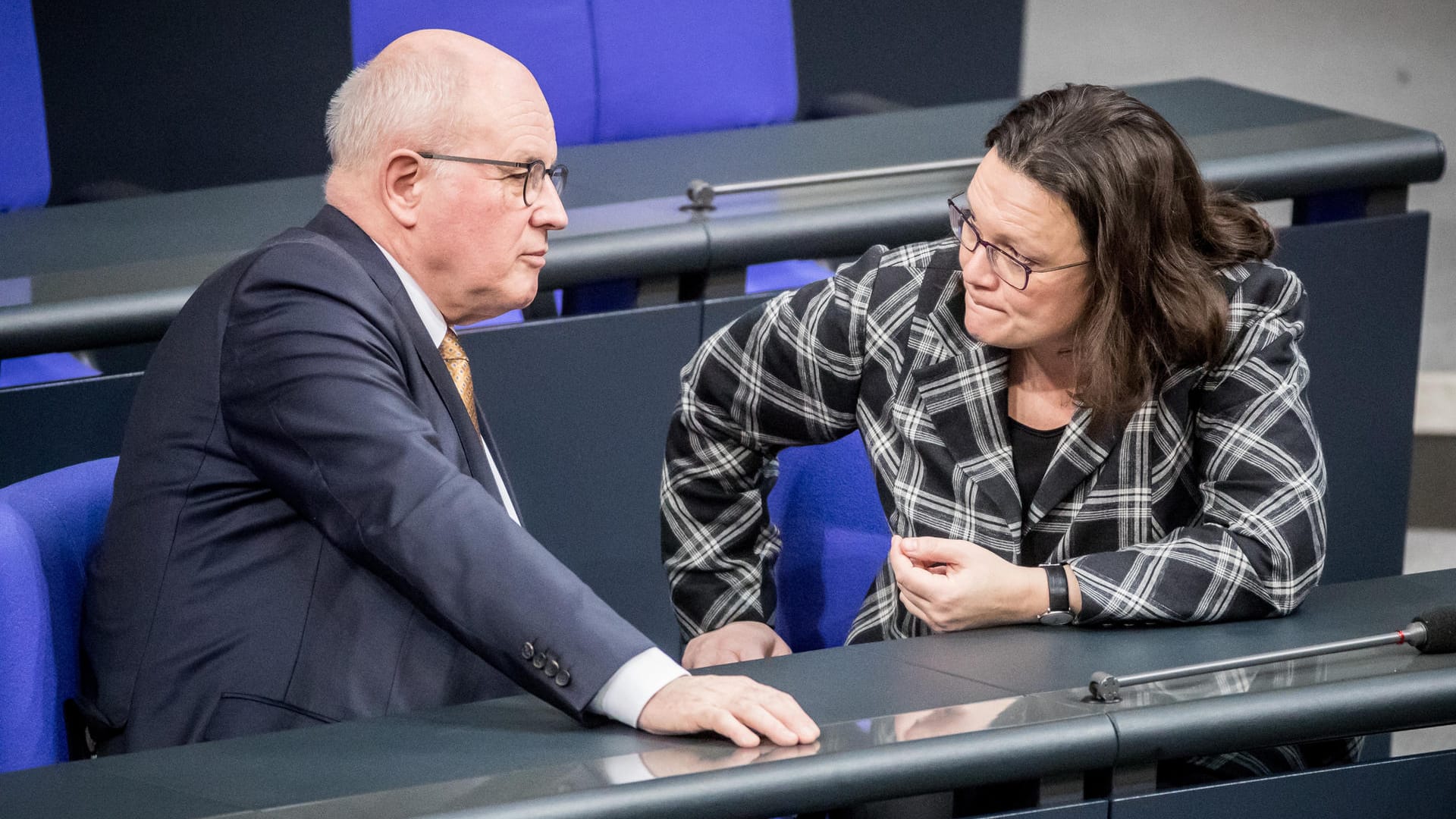Schwarz-rote Annäherung: Die Fraktionschefs Volker Kauder (li., CDU) und Andrea Nahles (SPD) im Gespräch. Schwarz-rote Annäherung: Die Fraktionschefs Volker Kauder (li., CDU) und Andrea Nahles (SPD) im Gespräch.