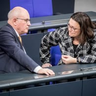 Schwarz-rote Annäherung: Die Fraktionschefs Volker Kauder (li., CDU) und Andrea Nahles (SPD) im Gespräch.
