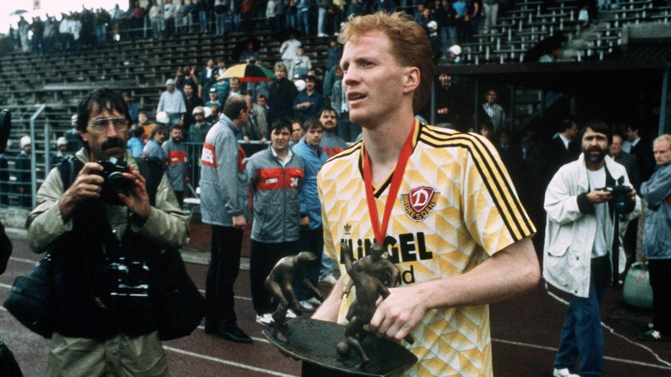 Matthias Sammer mit dem DDR-Pokal 1990: Mit Dynamo Dresden gewann er den Wettbewerb bei seiner letzten Austragung.