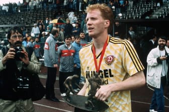 Matthias Sammer mit dem DDR-Pokal 1990: Mit Dynamo Dresden gewann er den Wettbewerb bei seiner letzten Austragung.