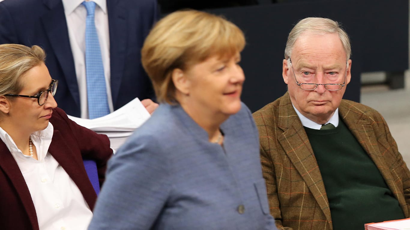 Bundeskanzlerin Angela Merkel (CDU, M) geht während einer Sitzung im Deutschen Bundestag an der Fraktion der AfD vorbei.