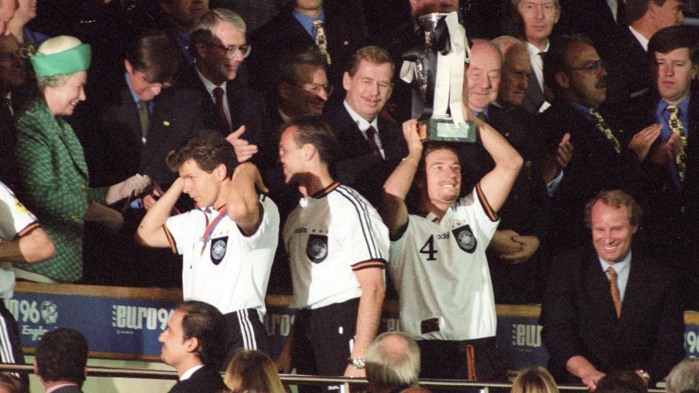 Steffen Freund stemmt den EM-Pokal in den Londoner Abendhimmel: Deutschland schlug Tschechien 1996 im Finale (2:1 n.V.).