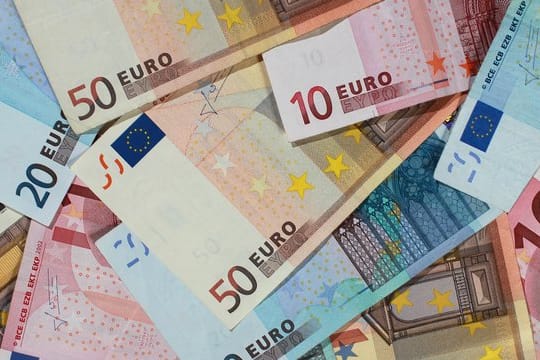Banknoten auf einem Haufen.