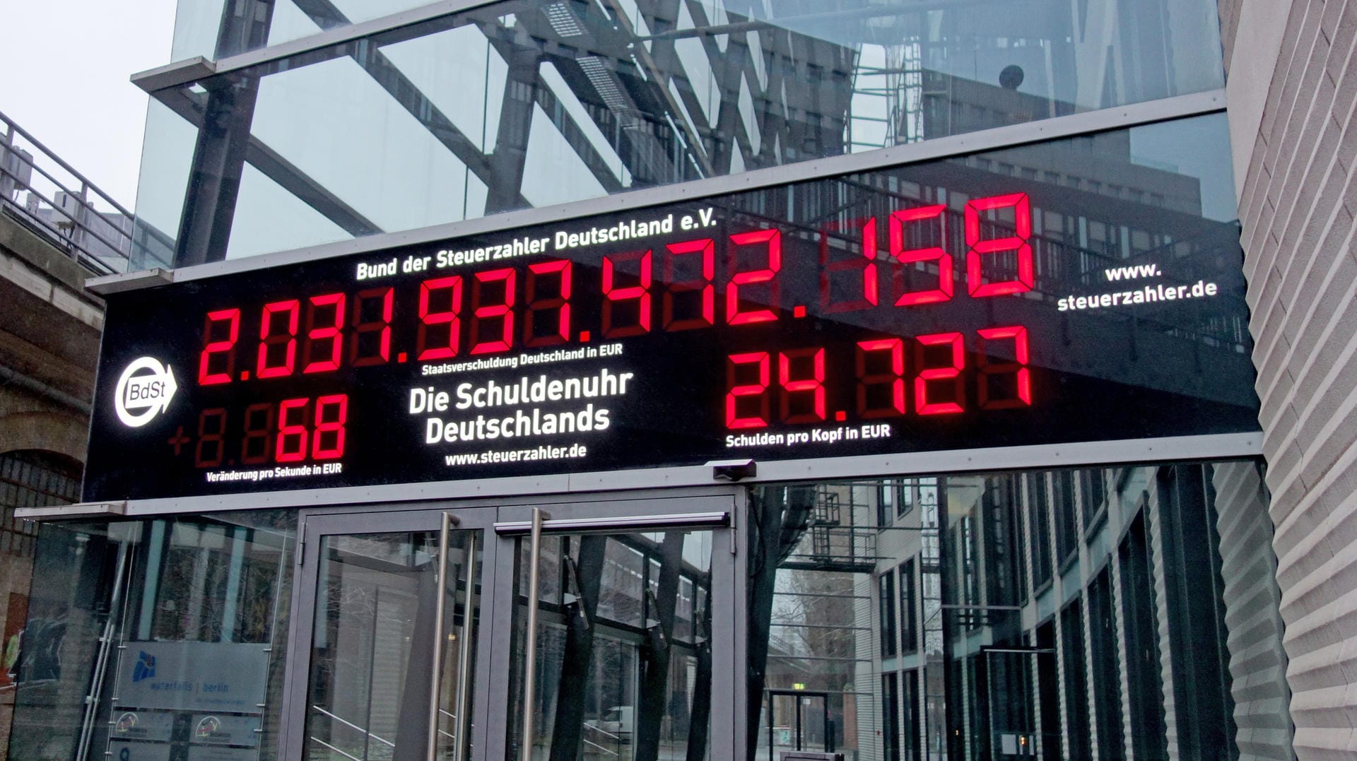 Das undatierte Foto zeigt die Schuldenuhr am neuen Standort des Bundes der Steuerzahler Deutschland in Berlin. Das undatierte Foto zeigt die Schuldenuhr am neuen Standort des Bundes der Steuerzahler Deutschland in Berlin.
