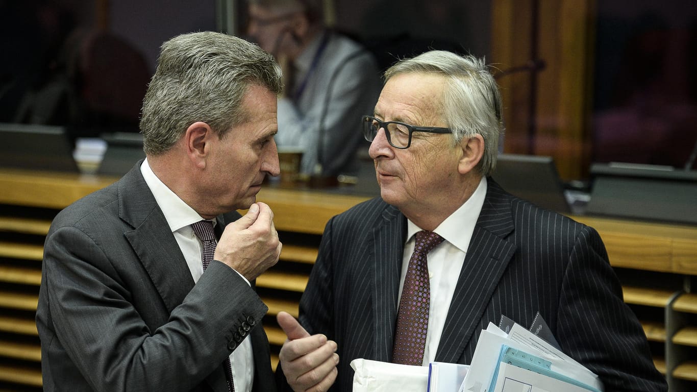 Der deutsche EU-Kommissar Günther Oettinger (li.) und Jean-Claude Juncker entschieden heute, ein Sanktionsverfahren gegen Polen einzuleiten