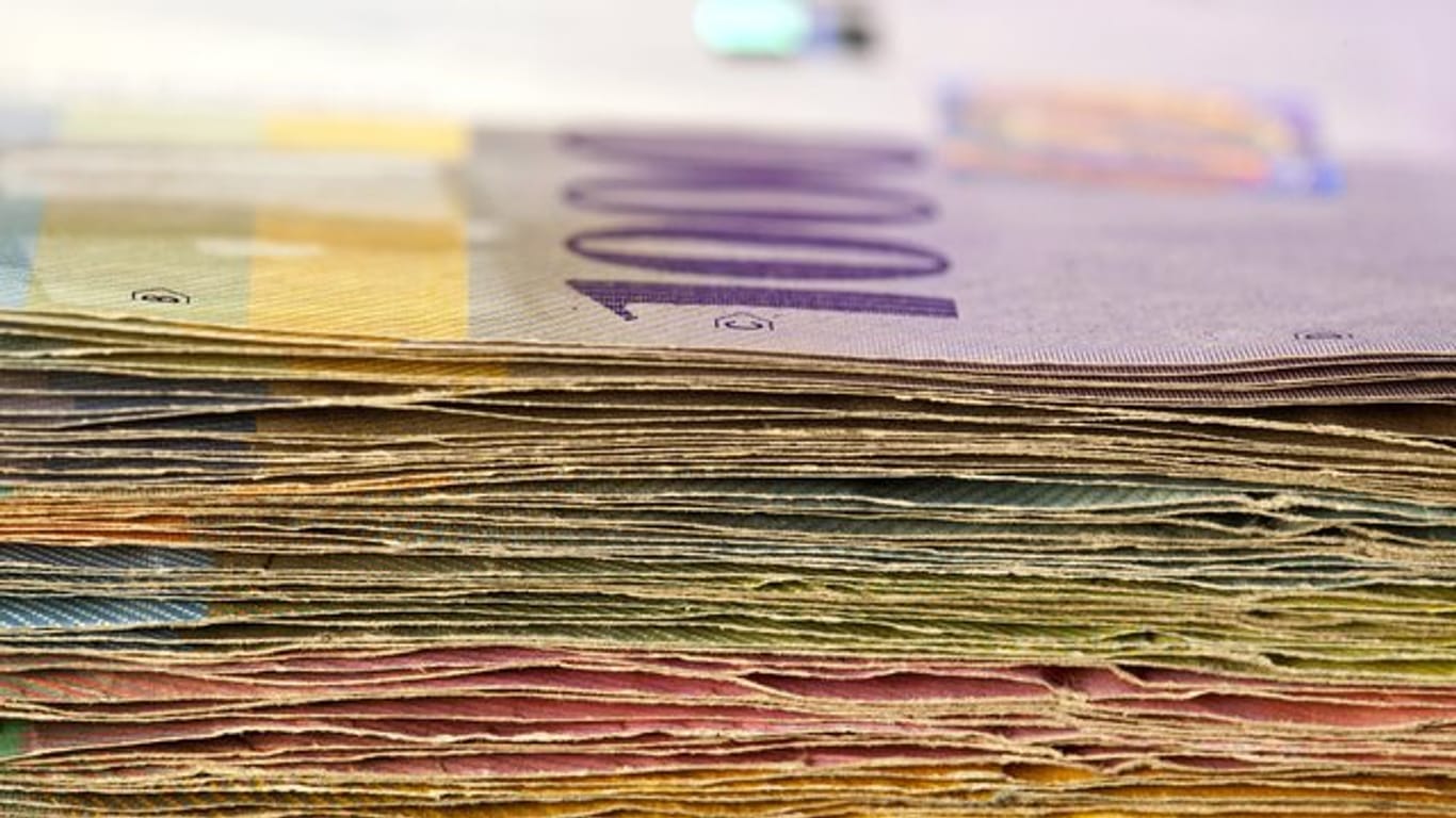 Schweizer Geldscheine in den Stückelungen 10, 20, 50, 100, 200 und 1000 Franken liegen in einem Bündel zusammen.