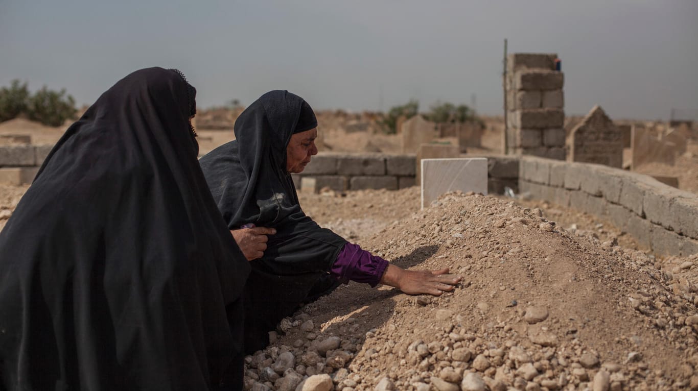 Viele Menschen mussten ihre Familienmitglieder während der Kämpfe im Irak beerdigen.