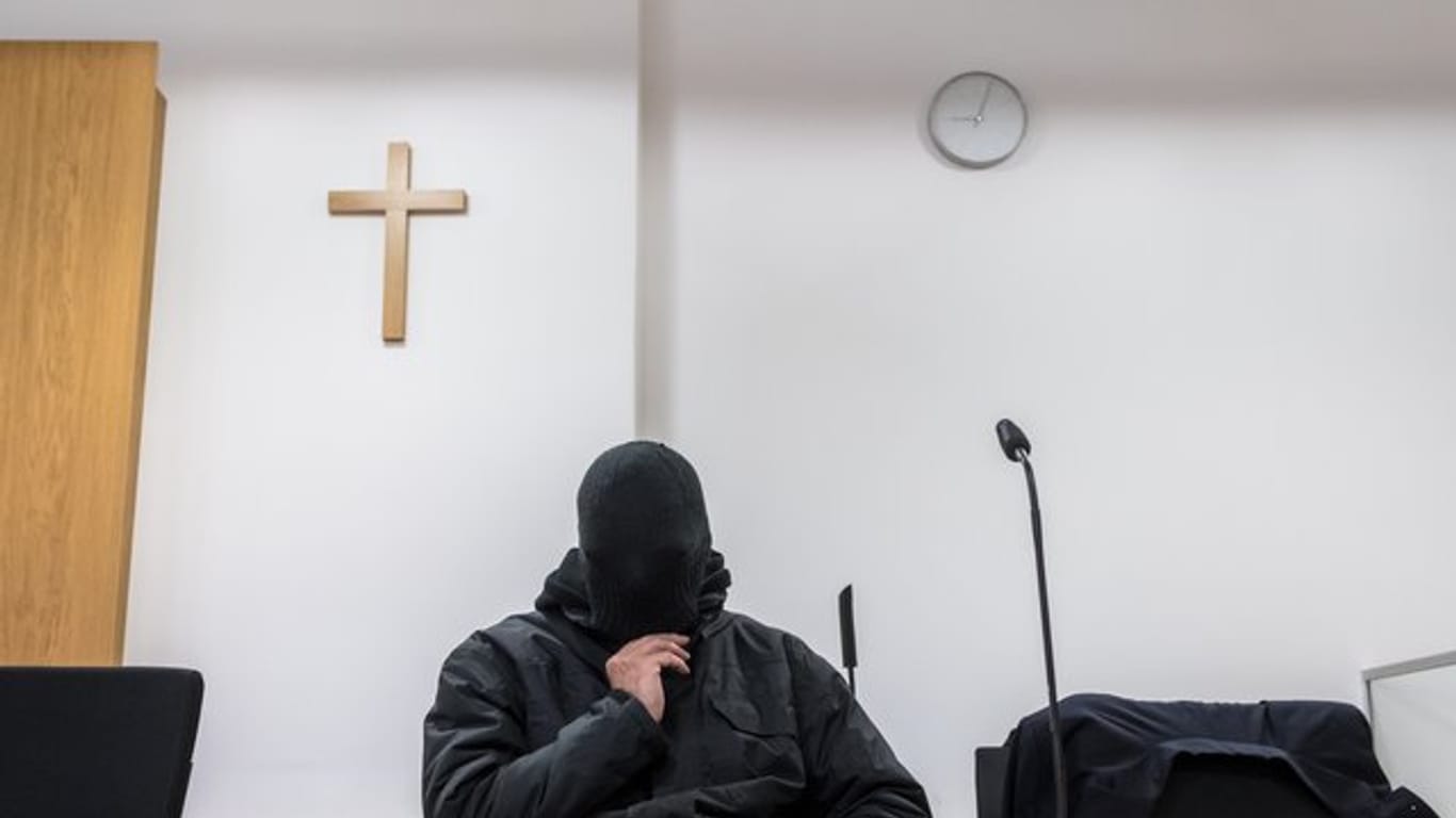 Der angeklagte ehemalige Priester sitzt im Gerichtssaal des Landgerichts in Deggendorf.