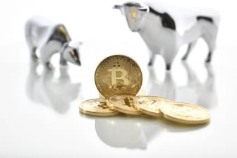 Bitcoin-Münze mit Bulle und Bär: Die Digitalwährung besserte das Gehalt auf.