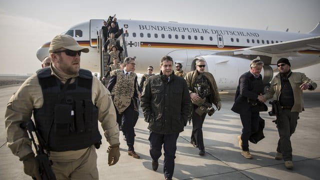 Begleitet von Sicherheitskräften und Mitarbeitern in Schutzwesten landet Außenminister Sigmar Gabriel (M) in der afghanischen Hauptstadt Kabul. Begleitet von Sicherheitskräften und Mitarbeitern in Schutzwesten landet Außenminister Sigmar Gabriel (M) in der afghanischen Hauptstadt Kabul.