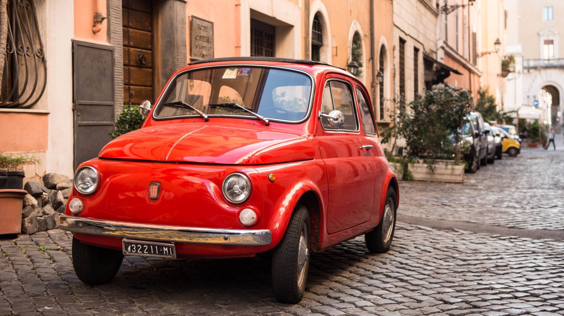 Eine Spritztour durch Rom am Steuer eines klassischen Fiat 500 ist ein besonders authentisches Erlebnis.