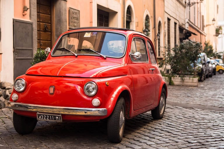 Eine Spritztour durch Rom am Steuer eines klassischen Fiat 500 ist ein besonders authentisches Erlebnis.
