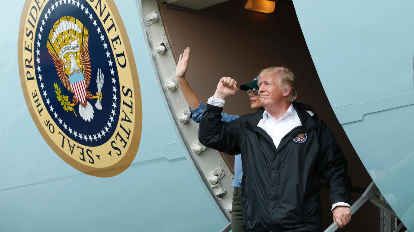 Nach Hurrikan Harvey: Donald und Melania Trump vor dem Abflug aus dem Hochwassergebiet in Texas.