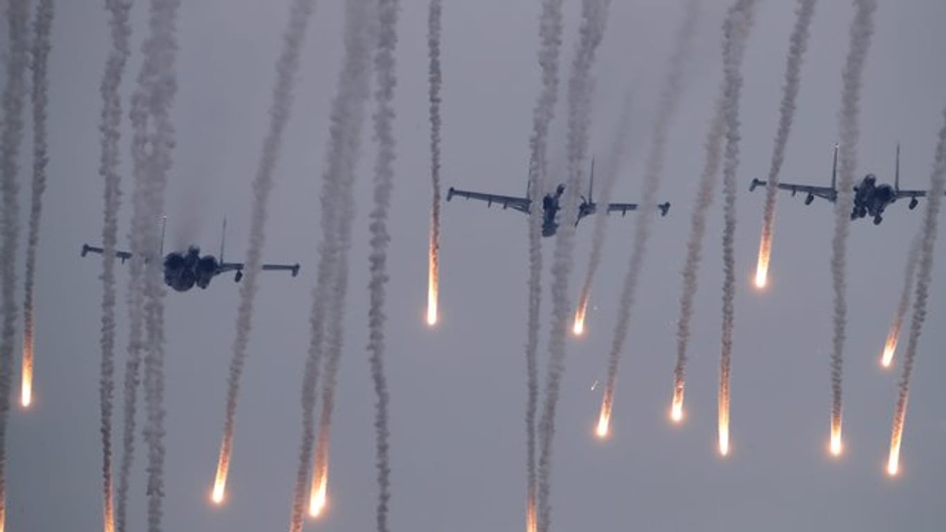 Kampfflugzeuge während des Großmanövers Sapad über dem weißrussischen Baryssau.