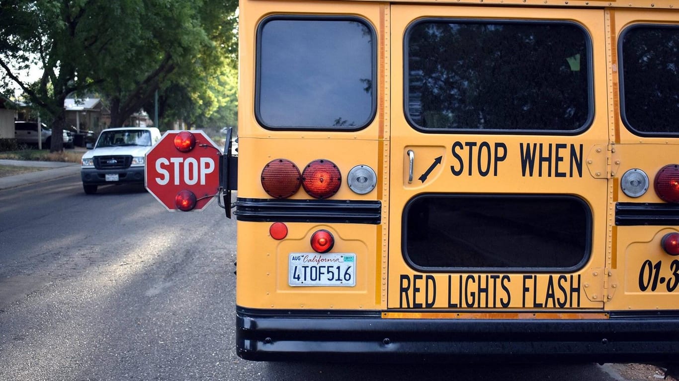 Ein US-amerikanischer Schulbus: Die 29-jährige Lehrerin einer christlichen Schule soll ihrem Schüler auch Alkohol und Marihuana gegeben haben. (Symbolfoto)