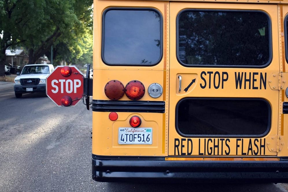 Ein US-amerikanischer Schulbus: Die 29-jährige Lehrerin einer christlichen Schule soll ihrem Schüler auch Alkohol und Marihuana gegeben haben. (Symbolfoto)
