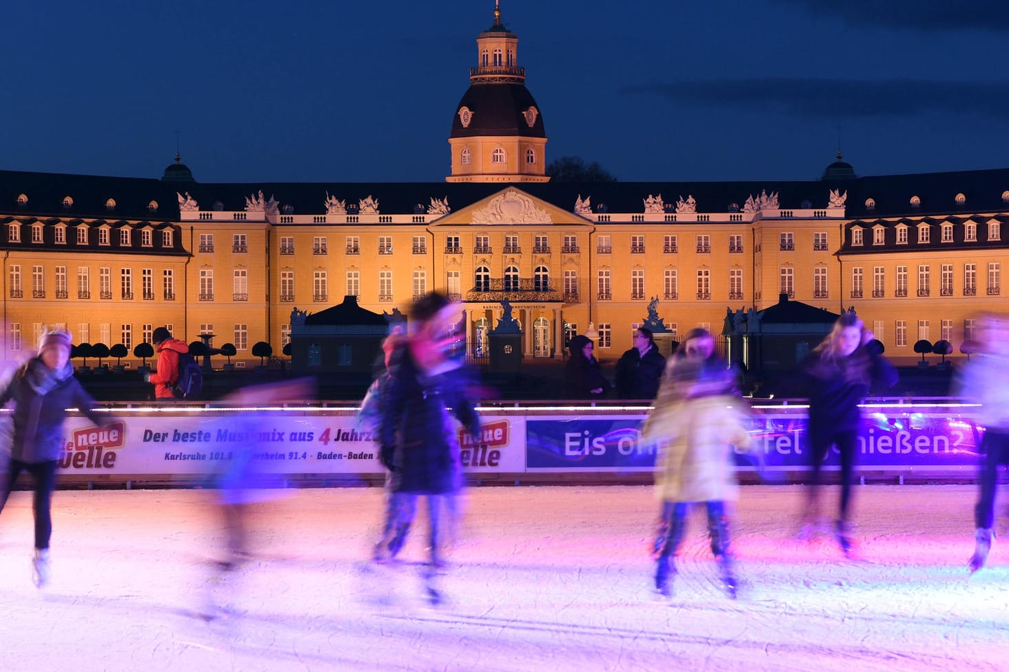 Eine Kunsteisbahn vor dem Karlsruher Schloss 2016: Der Festgenommene soll den Platz seit August ausgespäht haben.