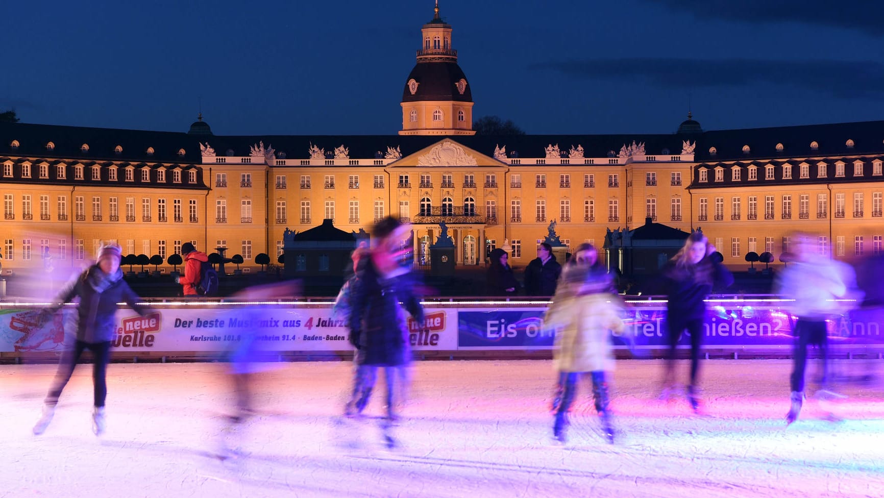 Eine Kunsteisbahn vor dem Karlsruher Schloss 2016: Der Festgenommene soll den Platz seit August ausgespäht haben. Eine Kunsteisbahn vor dem Karlsruher Schloss 2016: Der Festgenommene soll den Platz seit August ausgespäht haben.