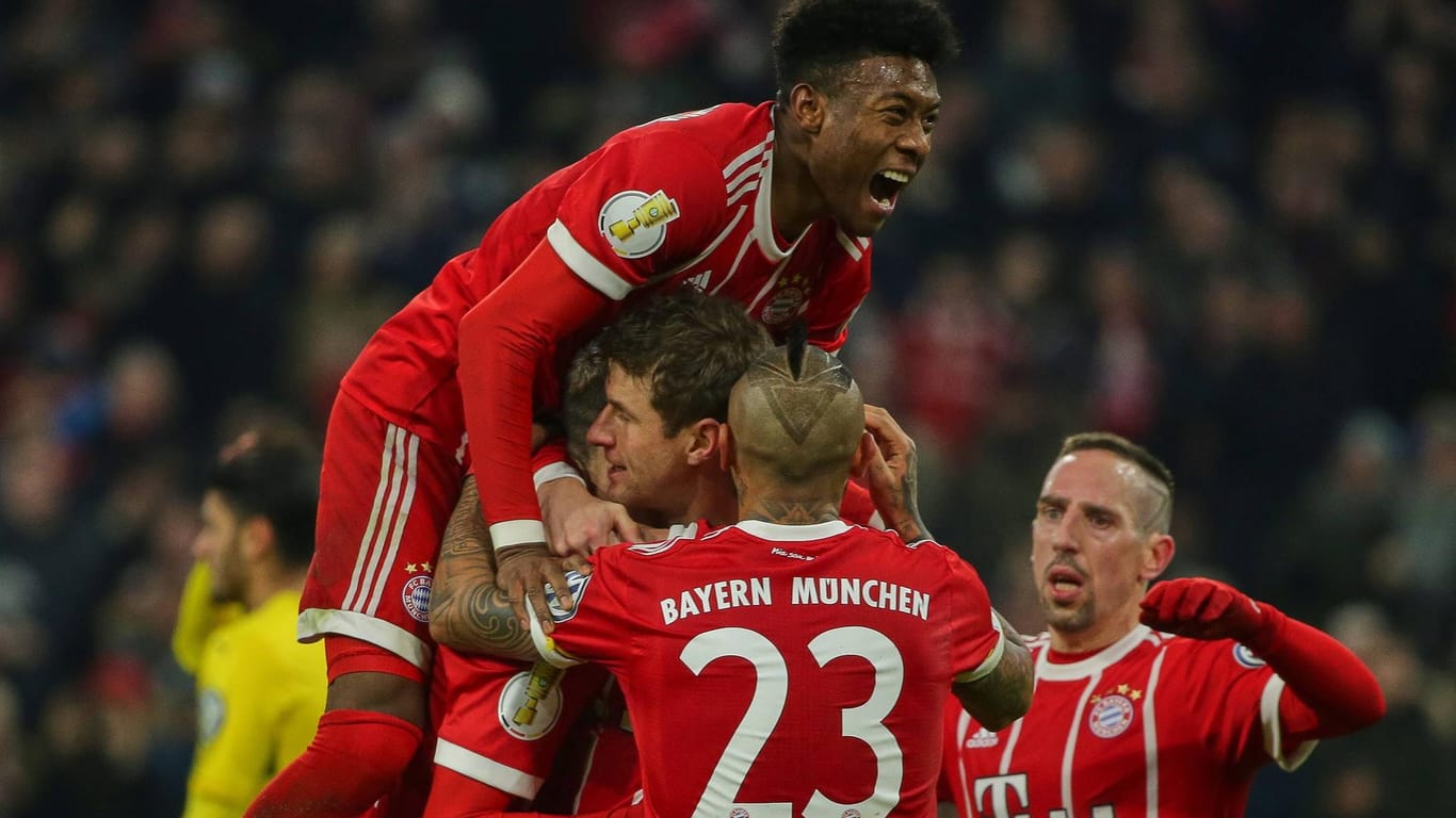 Jubelstürme: David Alaba (oben) und die Bayern-Spieler freuen sich über das 2:0 von Thomas Müller.