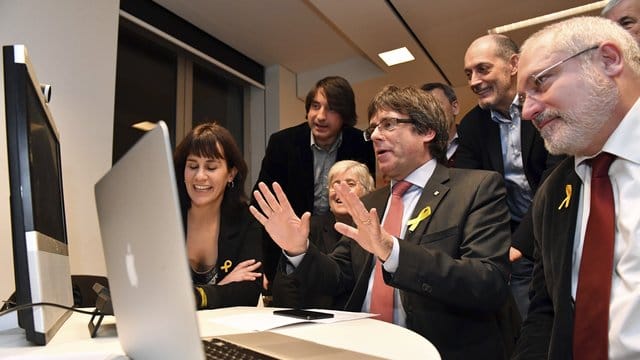Der frühere Chef der katalanischen Regionalregierung, Carles Puigdemont (M. Der frühere Chef der katalanischen Regionalregierung, Carles Puigdemont (M.