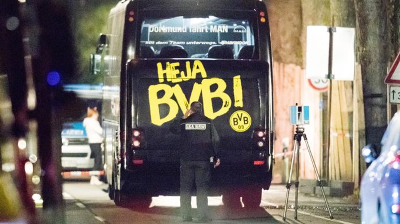 Ein Beamter des Landeskriminalamtes untersucht nach dem Anschlag den BVB-Mannschaftsbus.