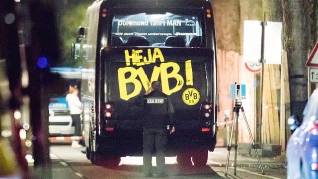 Ein Beamter des Landeskriminalamtes untersucht nach dem Anschlag den BVB-Mannschaftsbus.