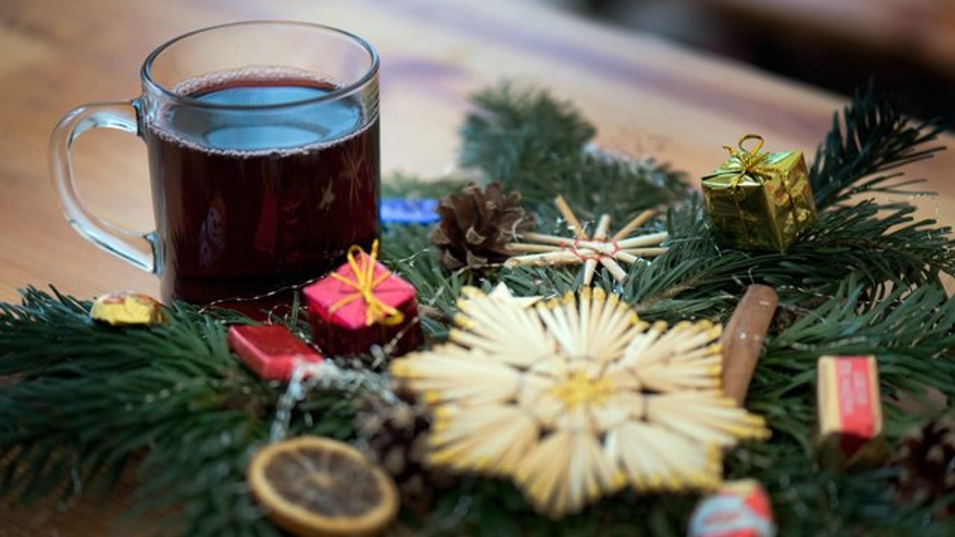 Etwa jeder Achte trinkt an den Weihnachtsfeiertagen laut einer Umfrage mehr Alkohol als sonst.