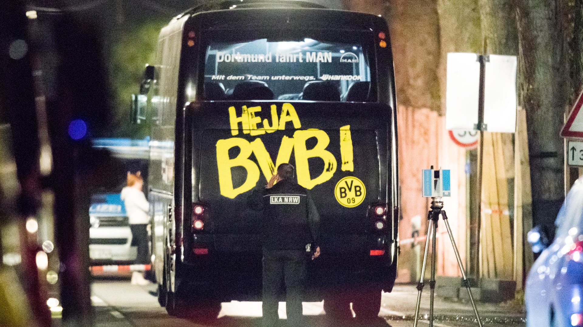 Ein Beamter des Landeskriminalamtes (LKA) untersucht am 12.04.2017 nach dem Anschlag in Dortmund den Mannschaftsbus des BVB. Ein Beamter des Landeskriminalamtes (LKA) untersucht am 12.04.2017 nach dem Anschlag in Dortmund den Mannschaftsbus des BVB.
