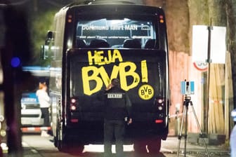 Ein Beamter des Landeskriminalamtes (LKA) untersucht am 12.04.2017 nach dem Anschlag in Dortmund den Mannschaftsbus des BVB.