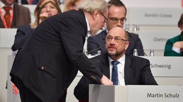 Der SPD-Politiker Wolfgang Thierse spricht mit dem SPD-Parteivorsitzende Martin Schulz am Rande des Bundesparteitags. Der SPD-Politiker Wolfgang Thierse spricht mit dem SPD-Parteivorsitzende Martin Schulz am Rande des Bundesparteitags.