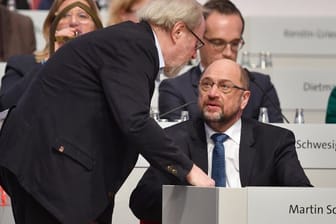 Der SPD-Politiker Wolfgang Thierse spricht mit dem SPD-Parteivorsitzende Martin Schulz am Rande des Bundesparteitags.