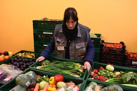 Eine Mitarbeiterin der Bremerhavener Tafel bereitet Obst und Gemüse zur Verteilung vor.
