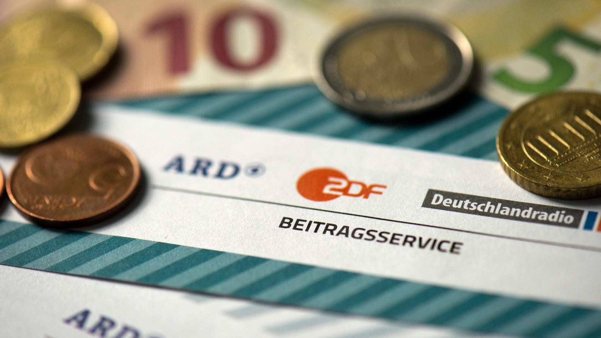 Streitobjekt Rundfunkbeitrag: Die öffentlich-rechtlichen Sender sollen sparen, die Bundesländer sind jedoch uneins darüber wie genau. Streitobjekt Rundfunkbeitrag: Die öffentlich-rechtlichen Sender sollen sparen, die Bundesländer sind jedoch uneins darüber wie genau.