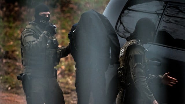 Der Verdächtige wird auf dem Gelände des Bundesgerichtshofs in Karlsruhe von Polizisten aus einem Fahrzeug geführt. Der Verdächtige wird auf dem Gelände des Bundesgerichtshofs in Karlsruhe von Polizisten aus einem Fahrzeug geführt.