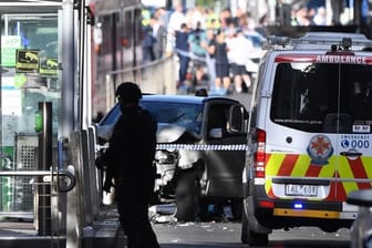 Ein beschädigtes Auto auf der Flinders Street im australischen Melbourne.