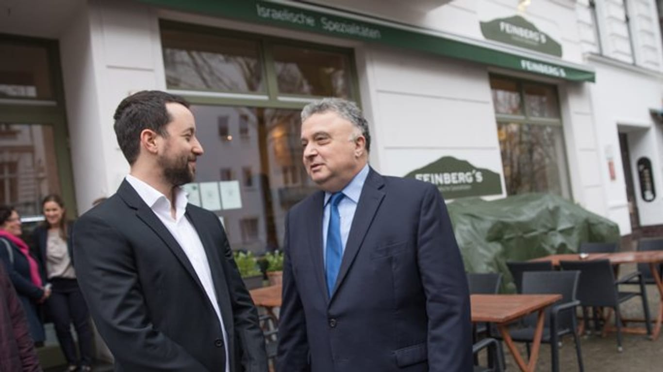 Restaurantbesitzer Feinberg (L) zusammen mit dem israelischen Botschafter in Berlin, Jeremy Issacharoff.