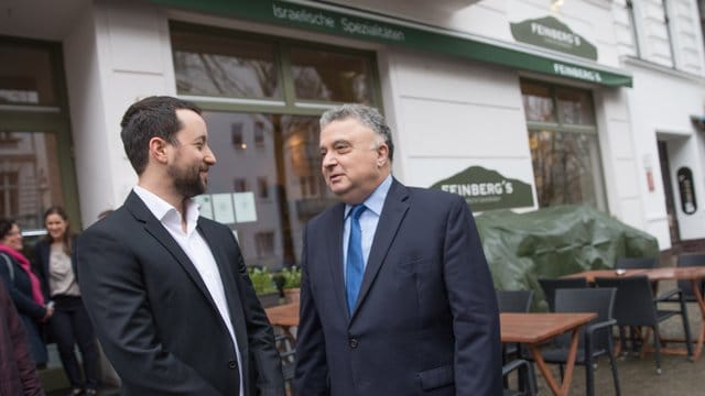 Restaurantbesitzer Feinberg (L) zusammen mit dem israelischen Botschafter in Berlin, Jeremy Issacharoff. Restaurantbesitzer Feinberg (L) zusammen mit dem israelischen Botschafter in Berlin, Jeremy Issacharoff.