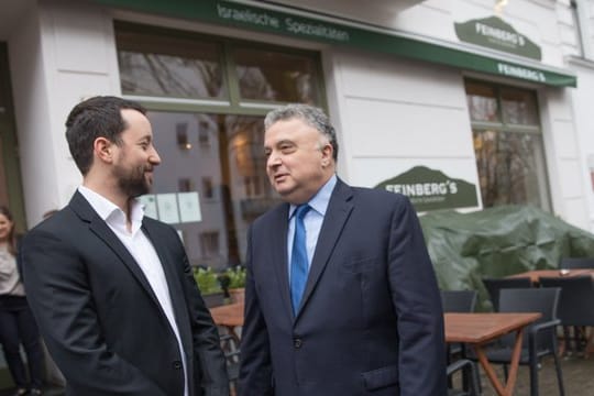 Restaurantbesitzer Feinberg (L) zusammen mit dem israelischen Botschafter in Berlin, Jeremy Issacharoff.