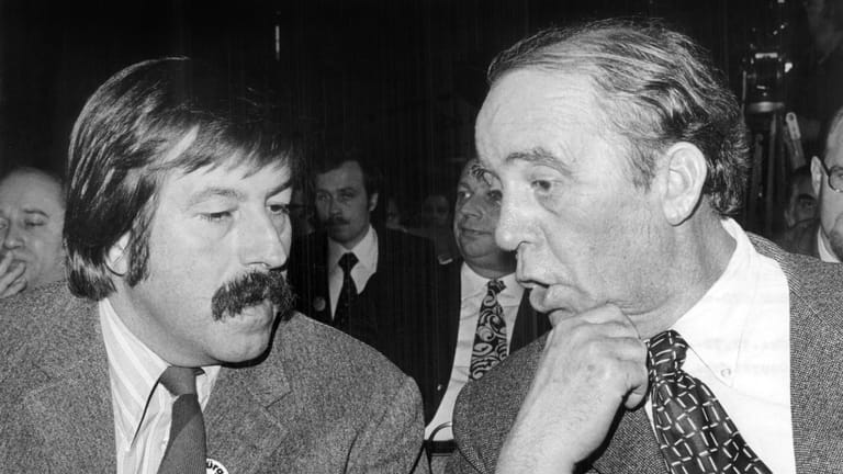 Ikonen der deutschen Literatur: Günter Grass (li.) und Heinrich Böll auf einem Außerordentlichen Parteitag der SPD in Dortmund am 12.10.1972.