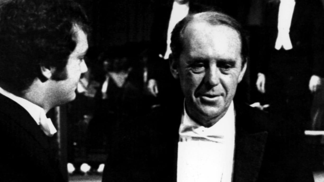 Heinrich Böll (re.) wird am 19.10.1972 von Kronprinz Carl Gustaf in Stockholm mit dem Nobelpreis für Literatur ausgezeichnet.