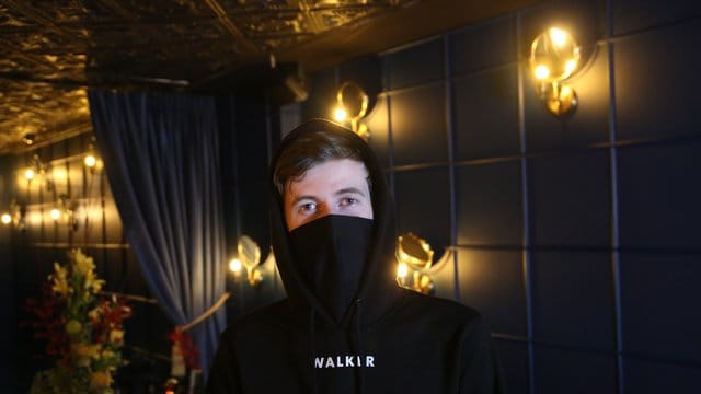 Wenn die Sonne untergeht, bricht seine Zeit an: DJ Alan Walker arbeitet am liebsten in der Nacht. Wenn die Sonne untergeht, bricht seine Zeit an: DJ Alan Walker arbeitet am liebsten in der Nacht.