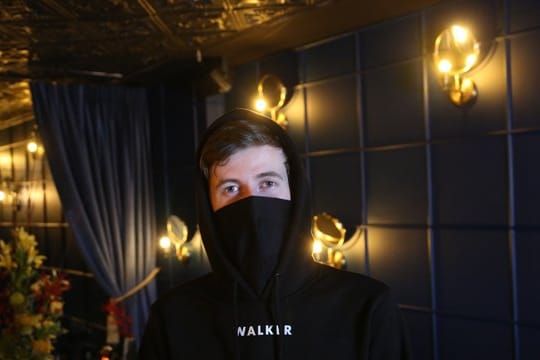 Wenn die Sonne untergeht, bricht seine Zeit an: DJ Alan Walker arbeitet am liebsten in der Nacht.