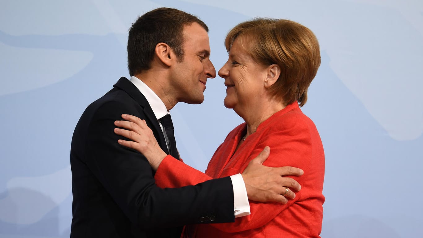 Scheinen sich gut zu verstehen: Angela Merkel begrüßt Emmanuel Macron in Hamburg beim G20-Gipfel.