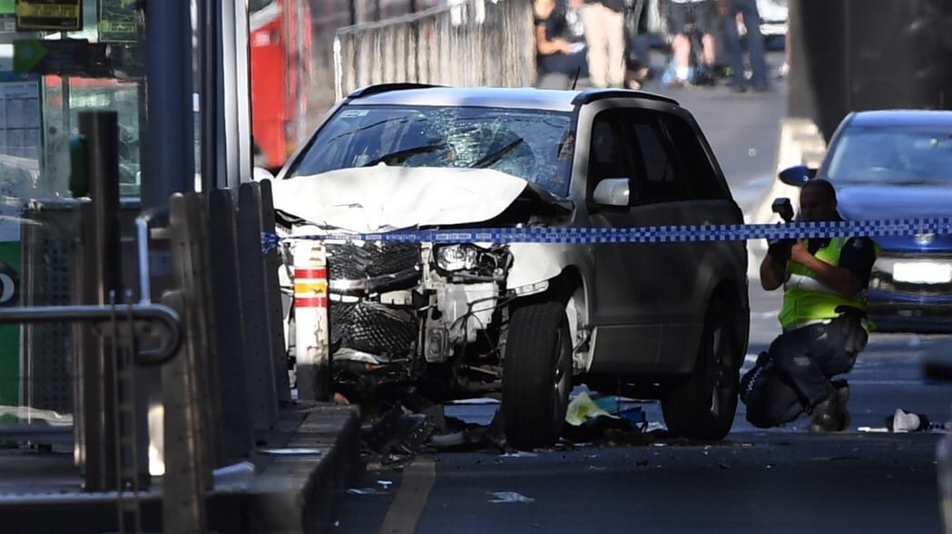 War es Terror? Der weiße Suzuki erfasste zahlreiche Fußgänger, bevor er an einem Poller zum Stehen kam.