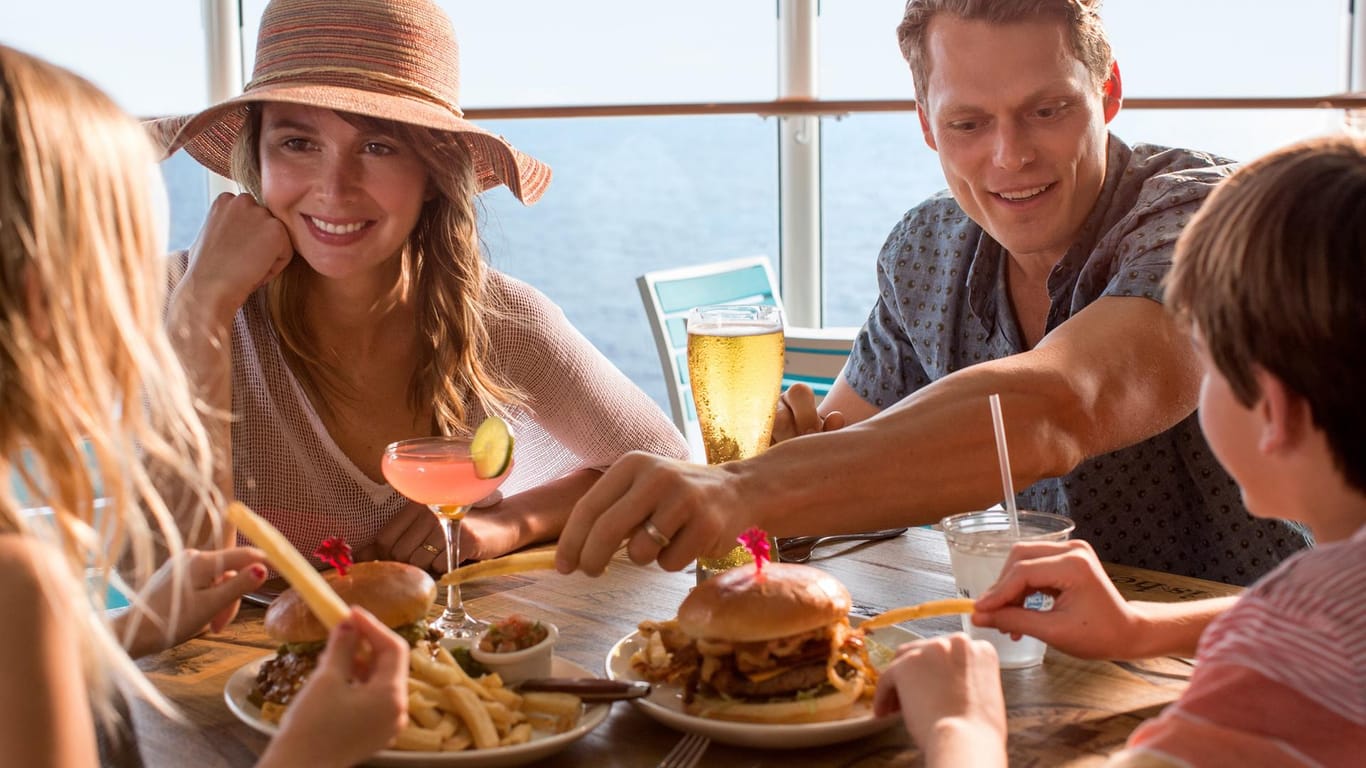 Es stimmt schon: Burger gehören zum amerikanischen Lifestyle dazu. Wer keine Lust auf Bouletten im Brot hat, bekommt aber auch allerhand andere Leckereien auf einem amerikanischen Schiff.