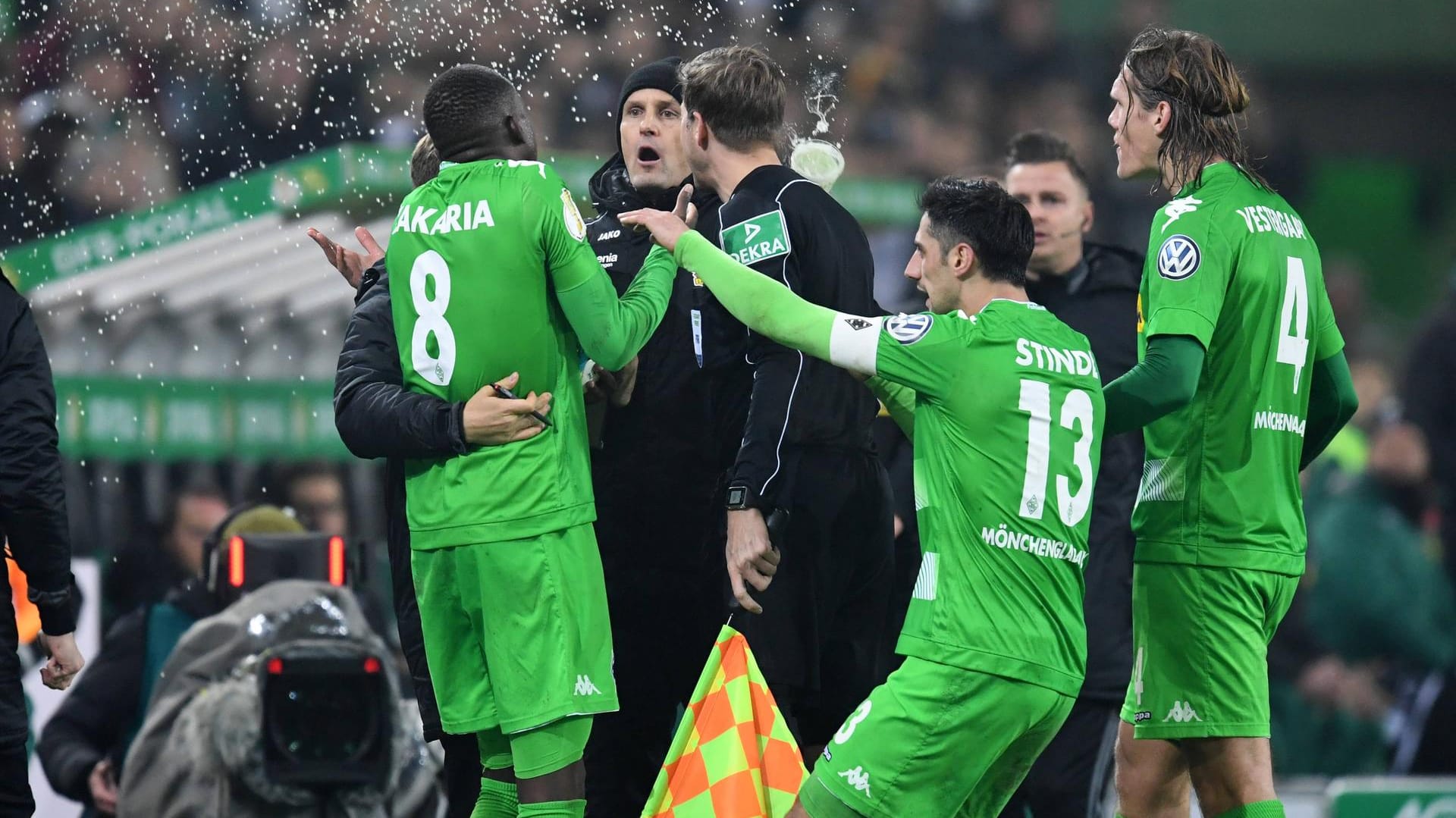Heiko Herrlich mitten im Getümmel: Im Hintergrund fliegt ein Bierbecher aus dem Publikum in Richtung des Leverkusener Trainers. Heiko Herrlich mitten im Getümmel: Im Hintergrund fliegt ein Bierbecher aus dem Publikum in Richtung des Leverkusener Trainers.