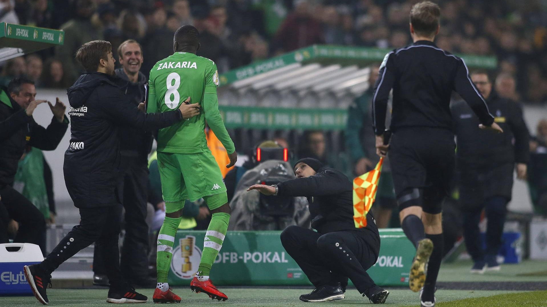 Herrlich geht zu Boden: Zuvor hatte ihn der Gladbacher Denis Zakaria leicht berührt.