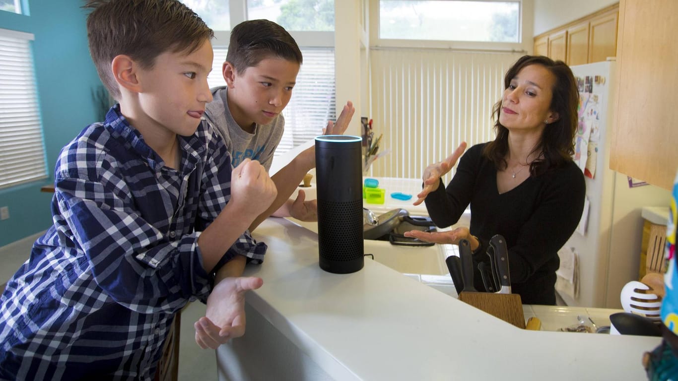 Eine Familie spielt mit dem Amazon Echo "Schere, Stein, Papier".