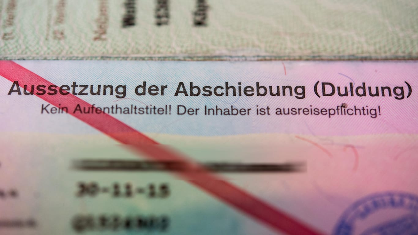 Ein Ausweis der Bundesrepublik Deutschland eines Asylbewerbers. (Symbolfoto)
