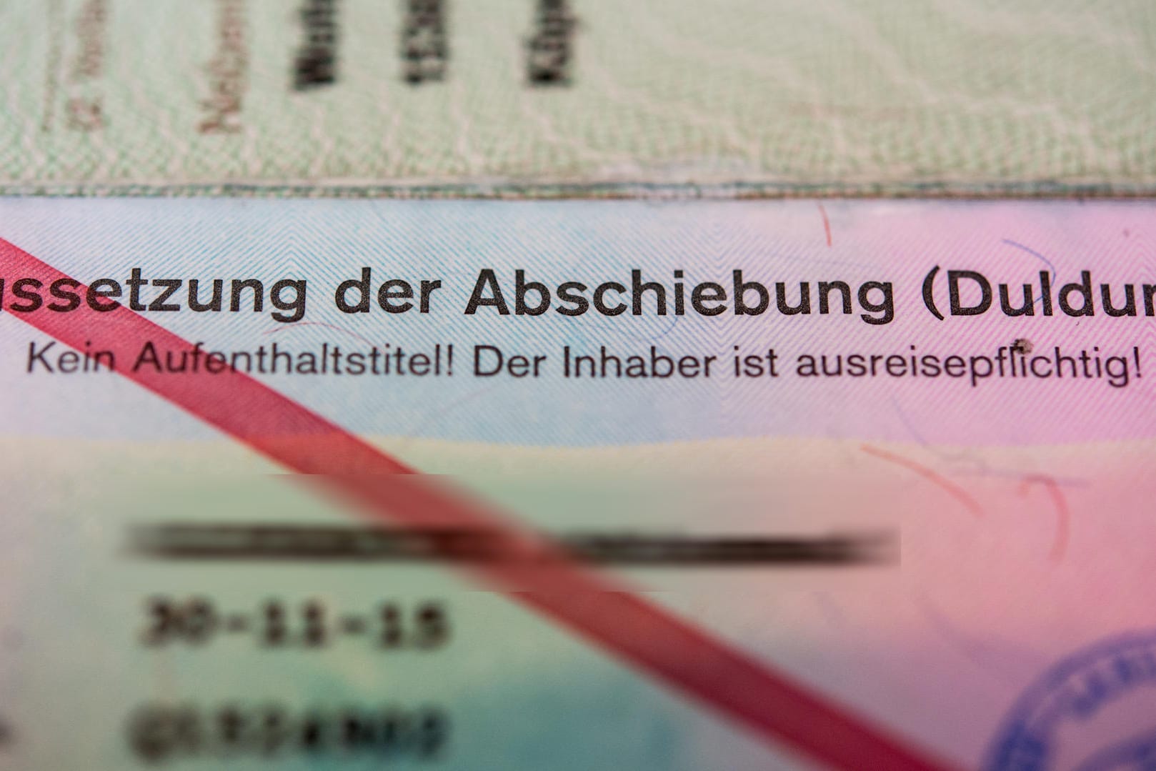 Ein Ausweis der Bundesrepublik Deutschland eines Asylbewerbers. (Symbolfoto)